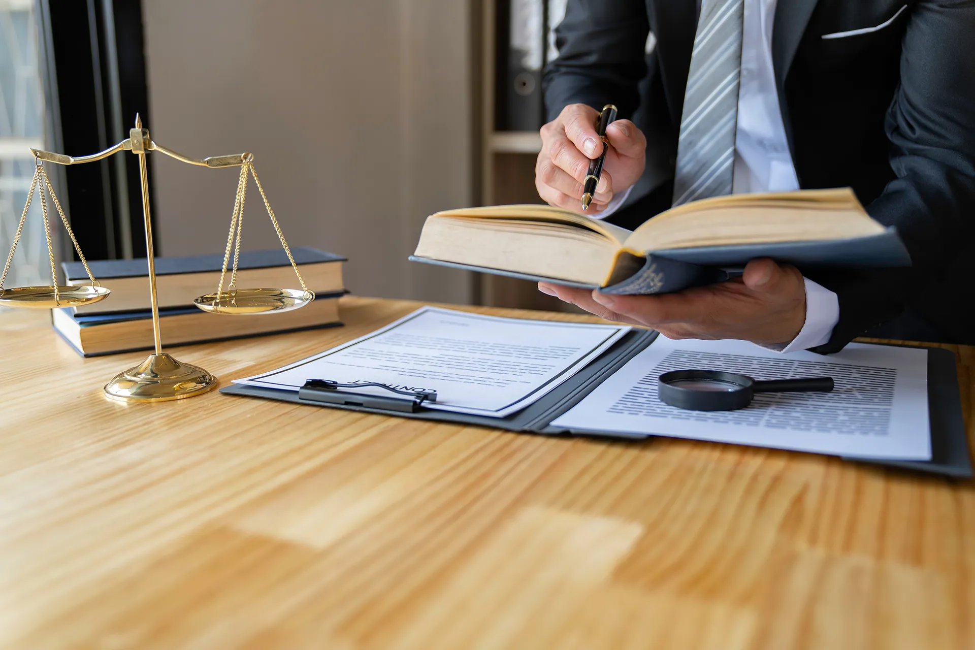 ازمة مالية خفية تهدد استقرار المحامين في بريطانيا