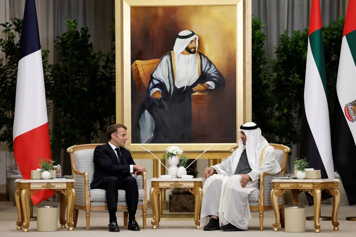 محمد بن زايد وماكرون يبحثان تعزيز الشراكة الاستراتيجية في ابوظبي