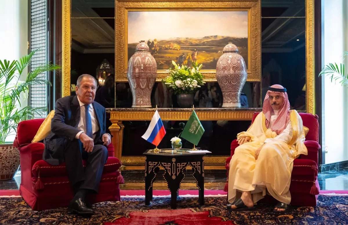 فيصل بن فرحان ولافروف يبحثان امن الملاحة والتصعيد في اليمن