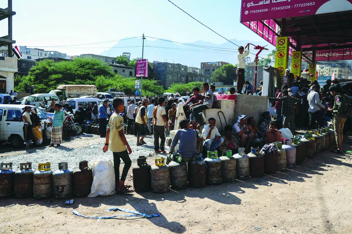 مقتل واصابة العشرات في هجوم حوثي بالصواريخ على مركز تجنيد في شبوة