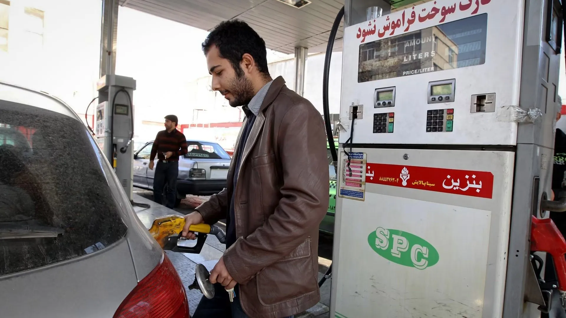 ايران تعلن الاستغناء عن استيراد البنزين وسط تحديات اقتصادية وضغوط دولية
