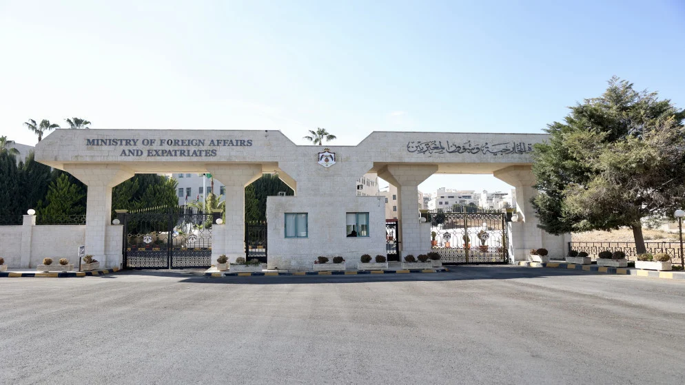 وزير الخارجية يزور مواطنتين اردنيتين اصيبتا بهجوم الحوثي في الرياض