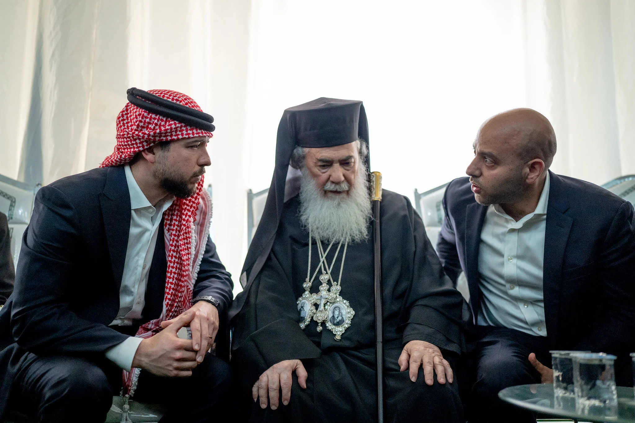 ولي العهد يؤكد ان الاعتداء على دور العبادة عمل جبان وغادر