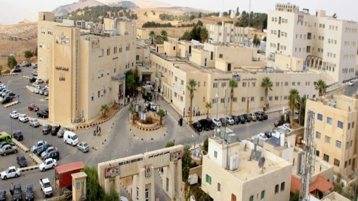 بتوجيهات ملكية رئيس الديوان الملكي يطمئن على مصابي الاعتداء الارهابي في الكرك