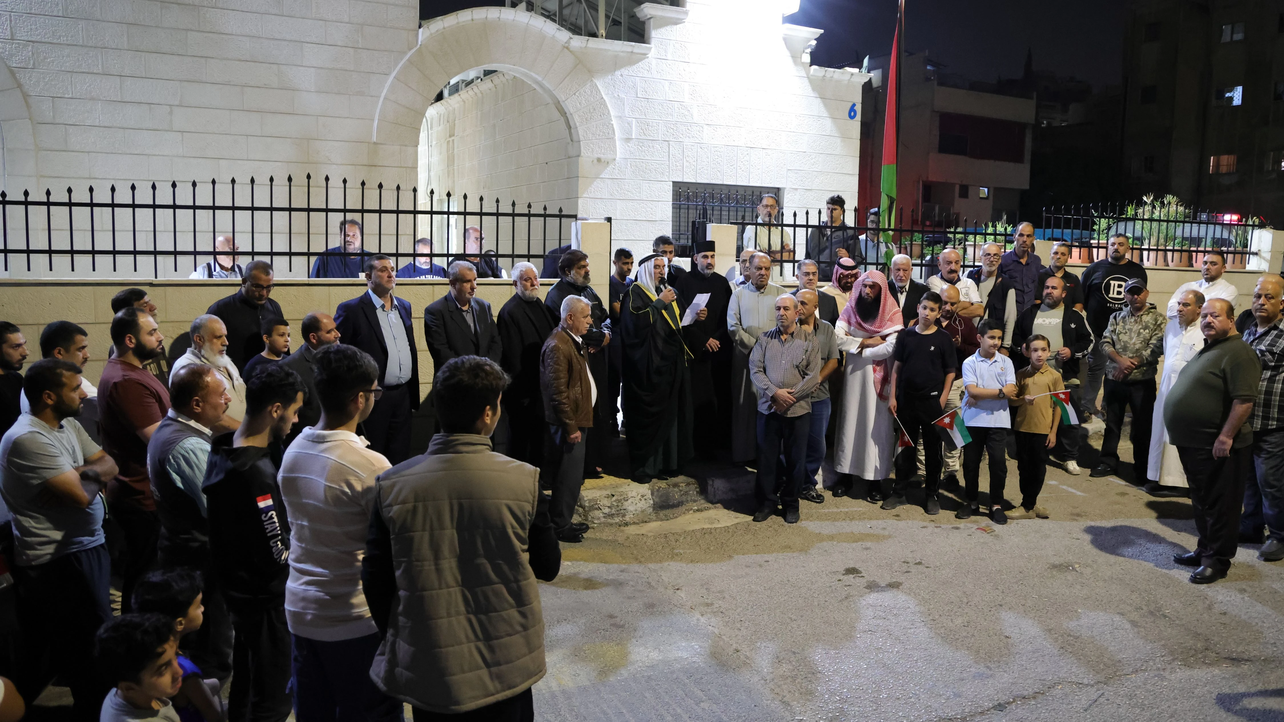 وقفة تضامنية في جبل التاج تنديدا بالاعتداء على كنيسة حمود