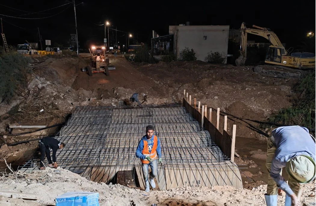 وزارة الاشغال تباشر انشاء طريق مؤقت في منطقة الرامة