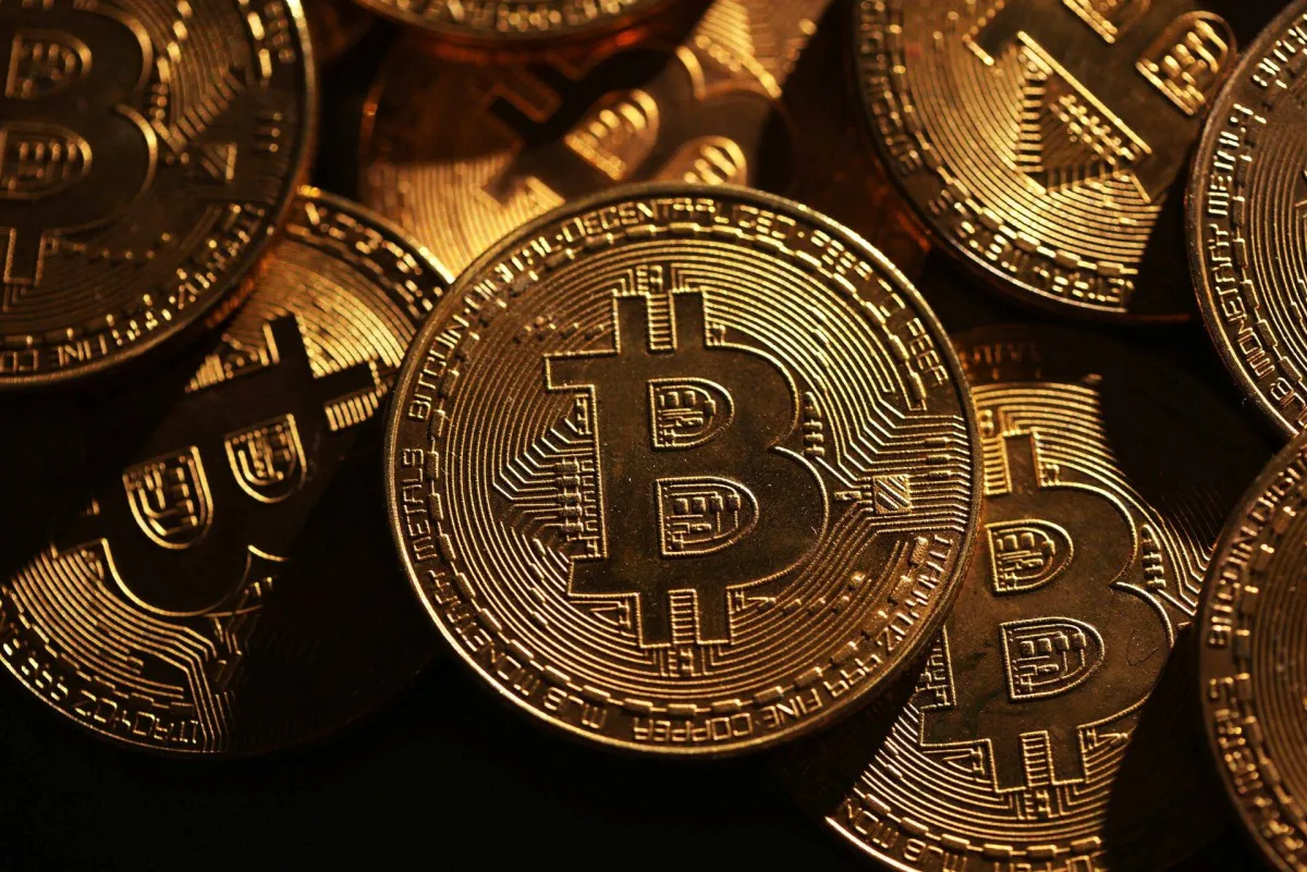 بيتكوين تهبط دون 77 الف دولار عقب اختراق منصة بينانس