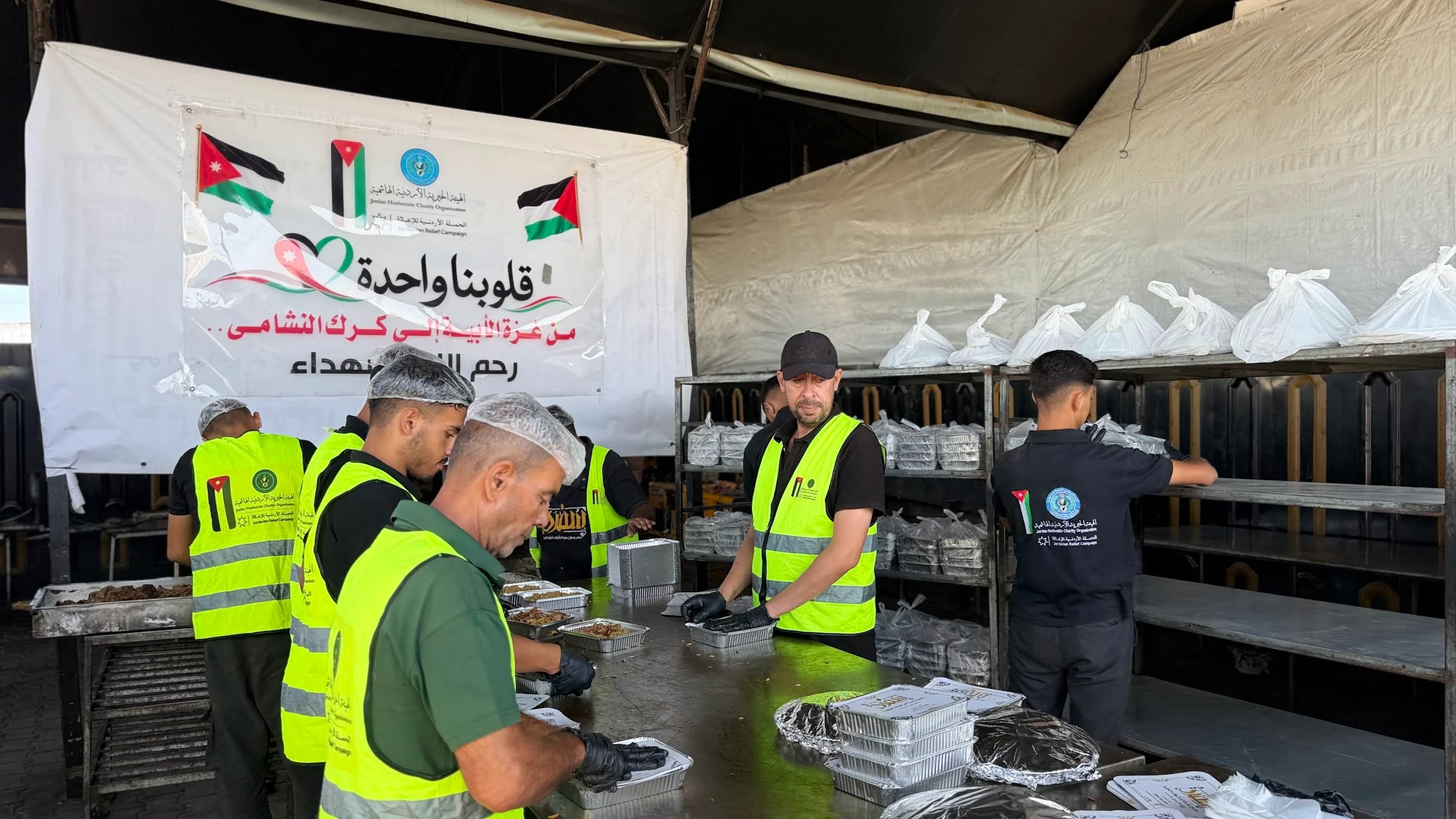الحملة الاردنية توزع وجبات غذائية في غزة عن روح شهداء الكرك